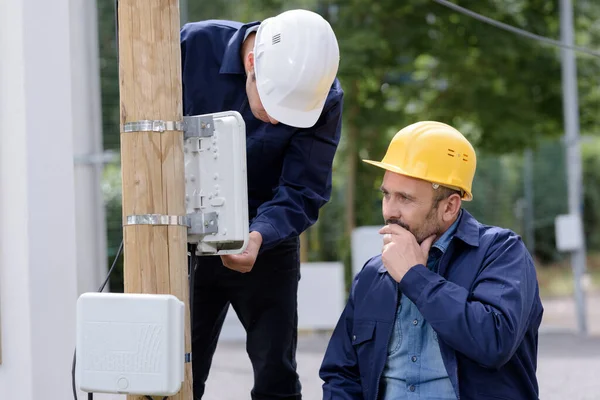 Electrical Workers Putting Announcement Screen Post — Stock Photo, Image
