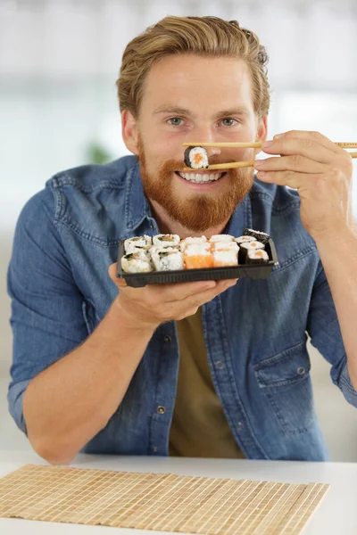 Ein Glücklicher Mann Mit Sushi — Stockfoto