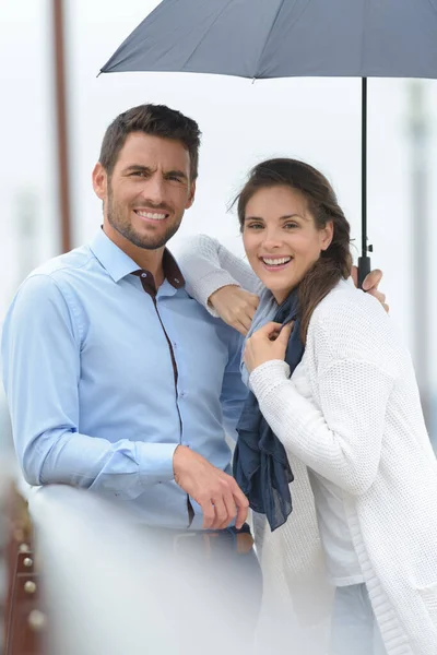 雨を楽しんでいるカップルは — ストック写真