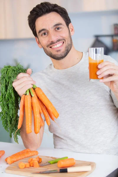 Красивий Чоловік Тримає Морквяний Сік Кухні — стокове фото