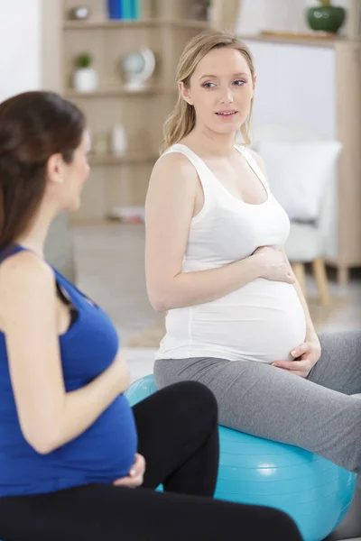 Беременные Женщины Делают Расслабляющие Упражнения Фитболом — стоковое фото