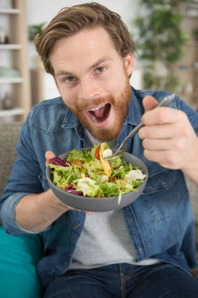 Jeune Homme Mangeant Une Salade Saine — Photo