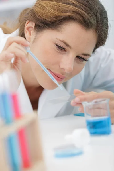 女性科研人员在实验室使用微吸管 — 图库照片