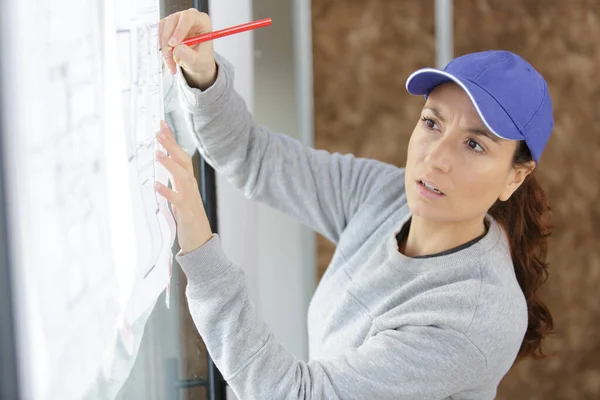 Mujer Constructora Dibujando Sobre Plan Construcción —  Fotos de Stock