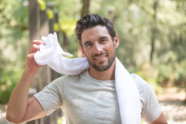 Vrolijke Atleet Rusten Het Sporten Met Een Handdoek Zijn Nek — Stockfoto