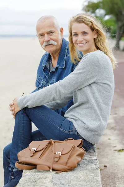 Ein Älterer Vater Mit Erwachsener Tochter Auf See — Stockfoto