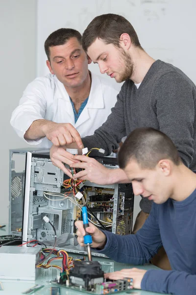 Młodzi Mężczyźni Pracujący Zdemontowanym Komputerze — Zdjęcie stockowe
