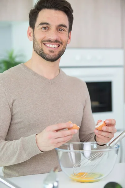 Homem Bonito Quebra Ovos Uma Tigela Transparente — Fotografia de Stock