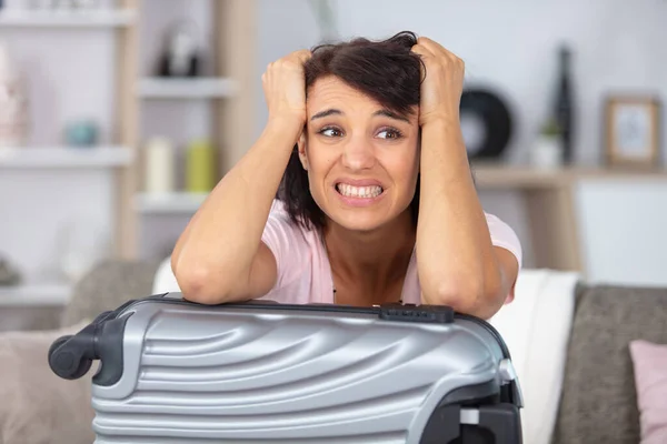 Jonge Reiziger Vrouw Met Een Koffer Zeer Boos — Stockfoto