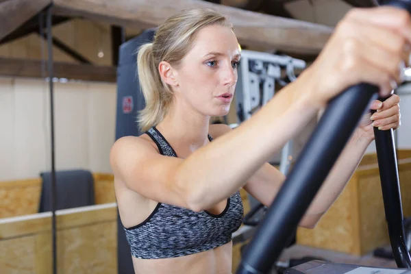 Frau Trainiert Fitnessstudio Auf Einem Crosstrainer — Stockfoto