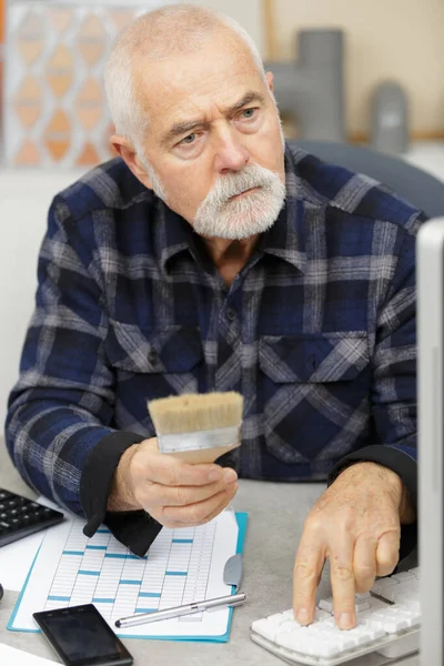 Profissional Mais Velho Sênior Segurando Pincel — Fotografia de Stock