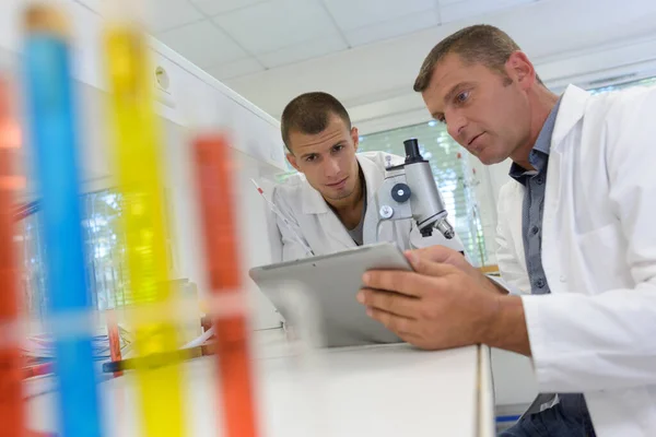 Dois Cientistas Examinando Líquido Tubo Ensaio — Fotografia de Stock