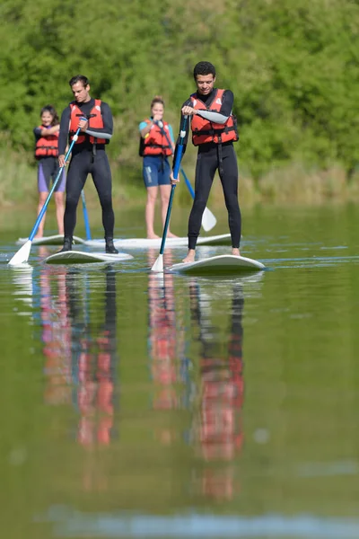 Ludzie Stojąco Paddle Board Paddeling — Zdjęcie stockowe