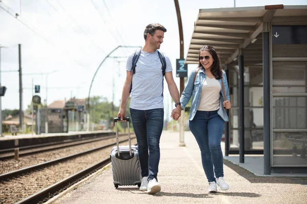 这对夫妇正在火车站散步 — 图库照片