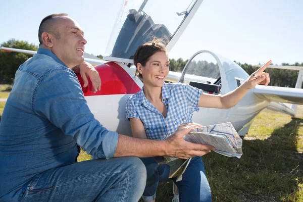 Άνδρας Και Γυναίκα Κάθονται Δίπλα Ένα Αεροπλάνο Ανεμόπτερο — Φωτογραφία Αρχείου