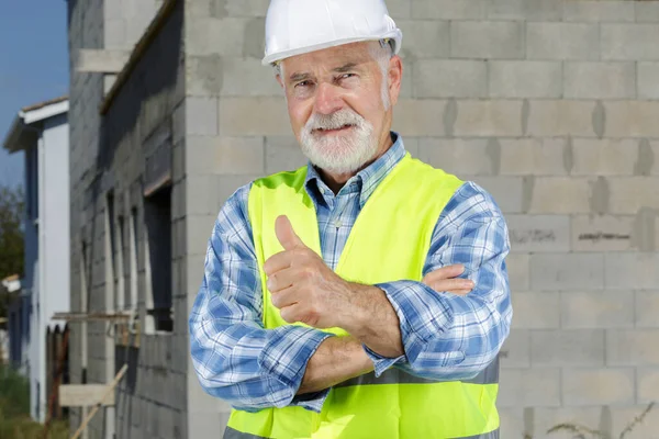 Constructor Senior Haciendo Gesto Pulgar Hacia Arriba — Foto de Stock