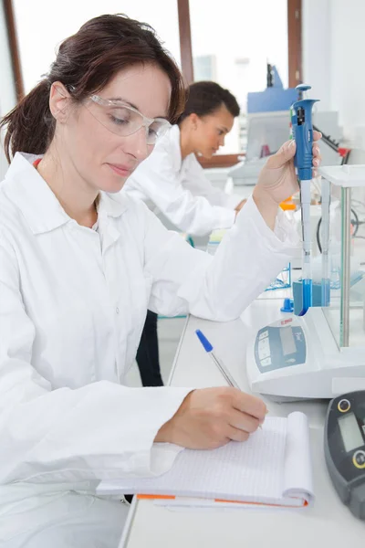 Professional Doctor Making Notes Lab — Stock Photo, Image