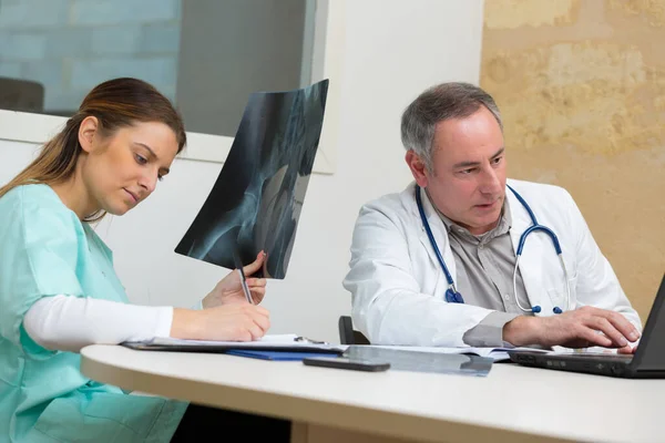 Ärztin Und Arzt Untersuchen Röntgenbild — Stockfoto