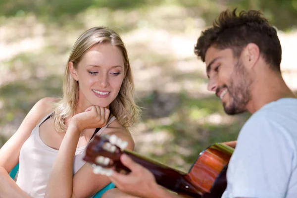 남자와 밖에서 재미있게 기타를 연주하고 — 스톡 사진