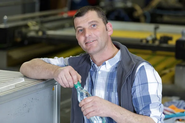 Trabajador Fábrica Descanso Sosteniendo Una Botella Agua —  Fotos de Stock