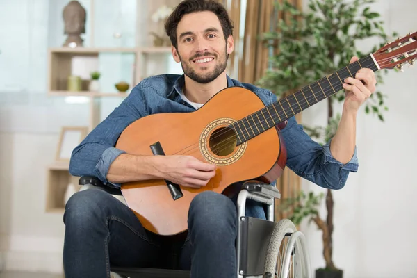 Mężczyzna Wózku Inwalidzkim Gra Gitarze — Zdjęcie stockowe