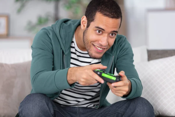 Aufgeregter Junger Schöner Mann Spielt Videospiel Hause — Stockfoto