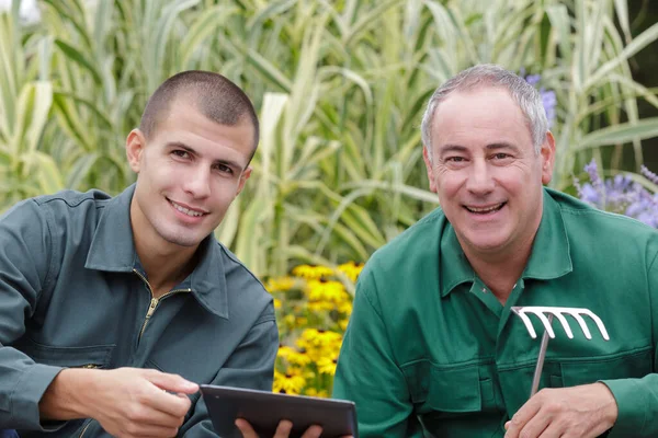 Homens Usando Tablet Jardim — Fotografia de Stock