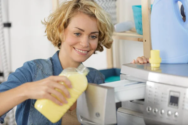 Mulher Adicionando Amaciador Tecido Máquina Lavar Roupa — Fotografia de Stock