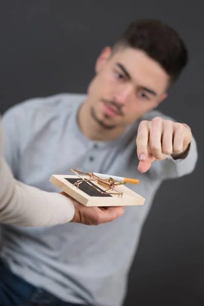 Mens Mão Uma Ratoeira Cigarro — Fotografia de Stock