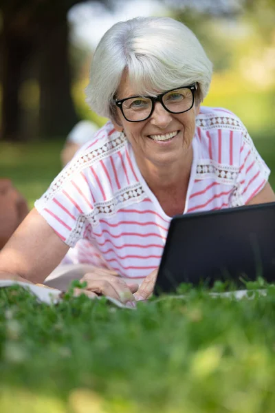 Uśmiechnięta Starsza Kobieta Okularach Siwych Włosach Pomocą Komputera — Zdjęcie stockowe