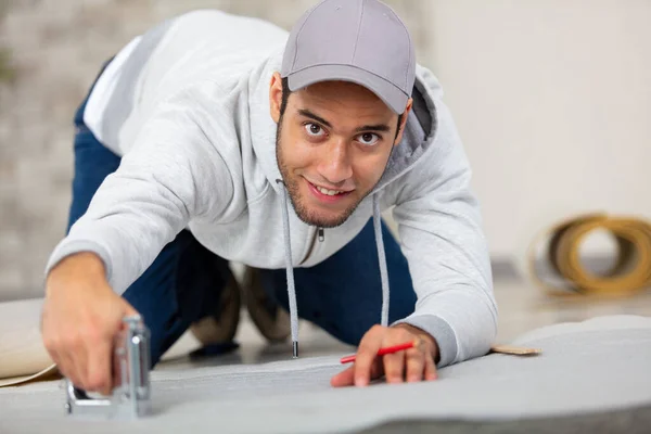 Male Contractor Using Staple Gun New Flooring — Stock Photo, Image