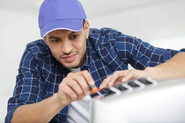 Junger Männlicher Techniker Repariert Digitalen Kopierer — Stockfoto