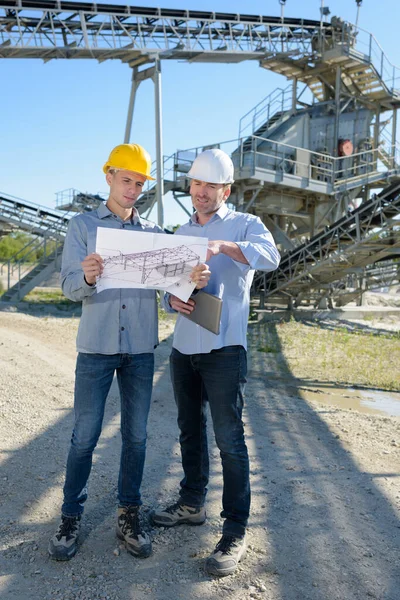 Inżynierowie Kamieniołomu Górnictwa Badający Projekt — Zdjęcie stockowe
