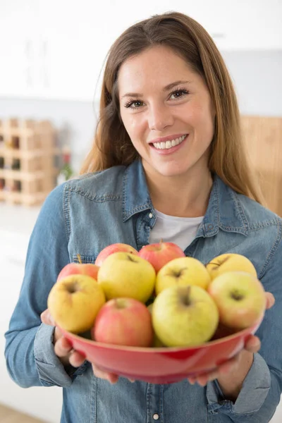 Atrakcyjna Kobieta Trzyma Miskę Jabłek — Zdjęcie stockowe