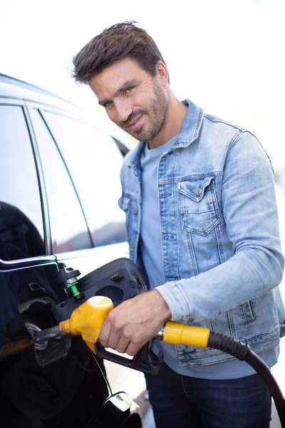 Detalle Del Coche Llenado Hombre Con Diesel Gasolinera — Foto de Stock