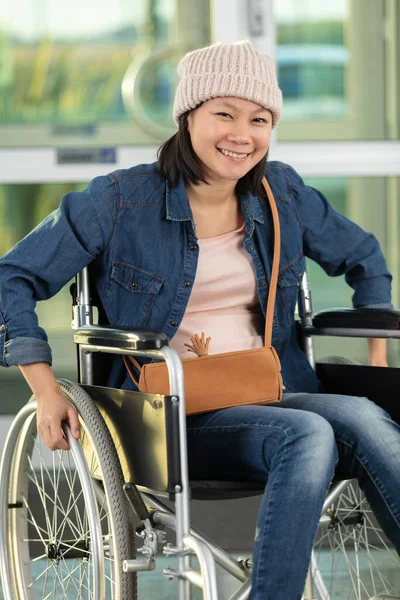 Ásia Senhora Lobby Ela Cadeira Rodas — Fotografia de Stock