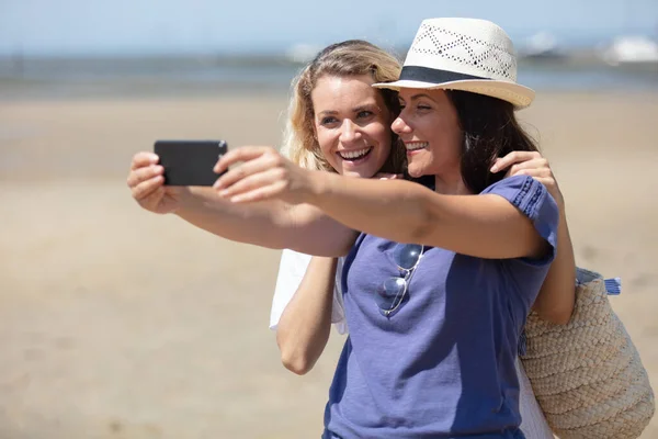 Novias Tomando Una Selfie Playa —  Fotos de Stock
