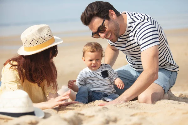 Счастливый Семейный Отдых Пляже — стоковое фото