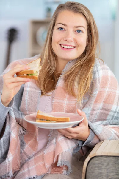Bruna Allegra Nella Sua Cucina Mangiare Sandwich — Foto Stock