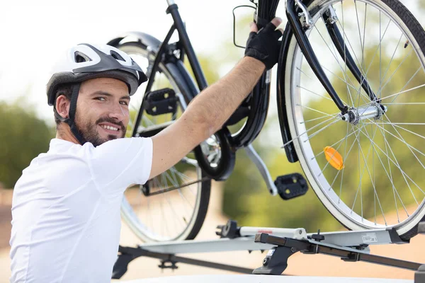 Homem Coloca Sua Bicicleta Telhado Carro — Fotografia de Stock