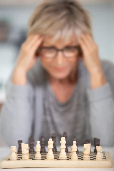 Närbild Schackbrädet Och Kvinnan Bakgrunden — Stockfoto