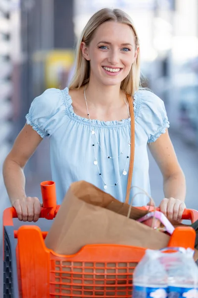 Schöne Frau Die Einen Einkaufswagen Schieben — Stockfoto