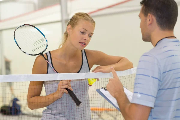 Mulher Segurando Uma Raquete Badminton — Fotografia de Stock