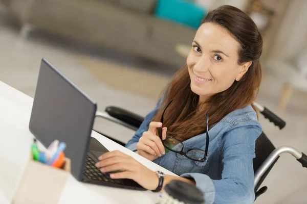 Sorrindo Jovem Mulher Com Deficiência Usando Laptop — Fotografia de Stock