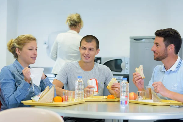 Adultos Sentados Torno Mesa Comendo Almoços Embalados Fora Bandejas — Fotografia de Stock