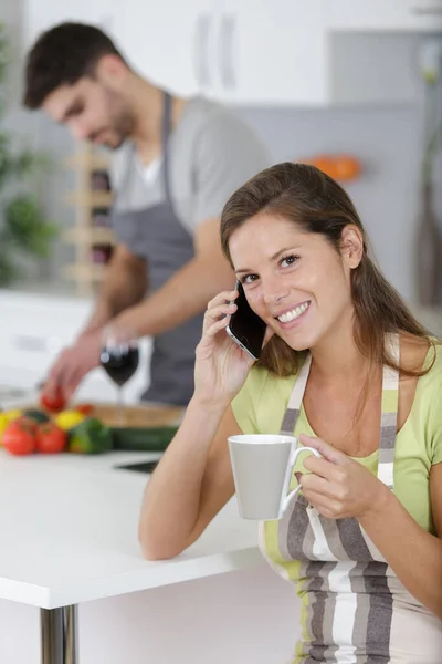 Mutfakta Telefonla Konuşan Bir Kız — Stok fotoğraf