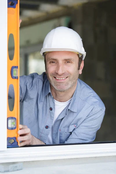 Foreman Verificando Precisão Com Nível — Fotografia de Stock