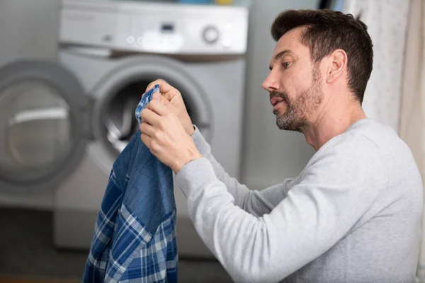 Çamaşırlarını Yıkayan Adamın Portresi — Stok fotoğraf