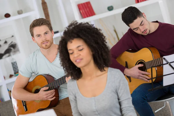 Счастливые Друзья Играют Гитаре Слушают Музыку Дома — стоковое фото