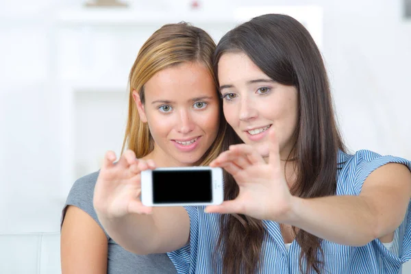 Δύο Νεαρές Κυρίες Που Παίρνουν Selfie Smartphone — Φωτογραφία Αρχείου
